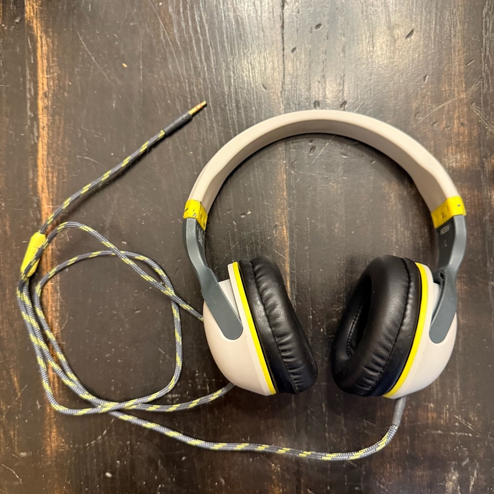 Skullcandy HESH 2 Lifestyle Wired Headphone Grey/Green Padded Ear
Cup